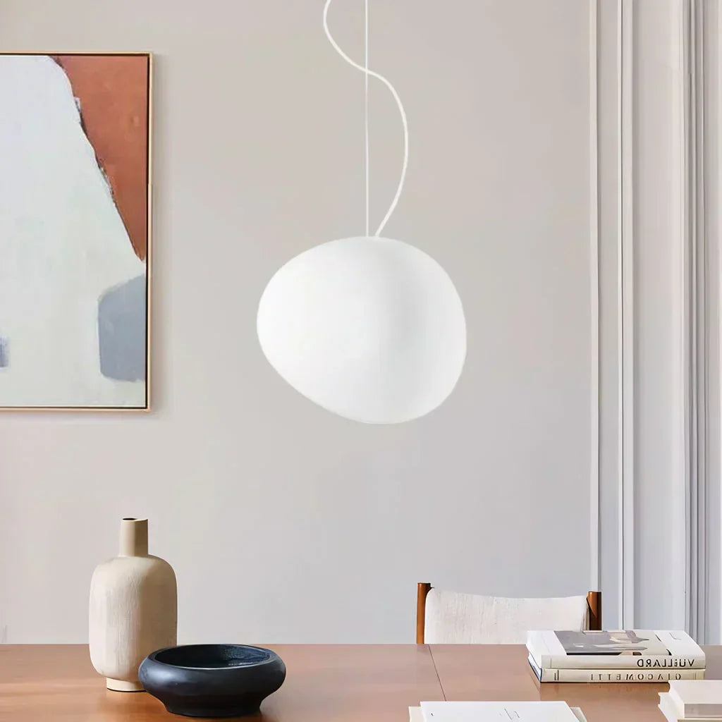 Modern LED-lampa med eleganta accenter i natursten och opalglas