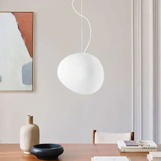 Lampe LED moderne élégante avec accents en pierre naturelle et verre opale