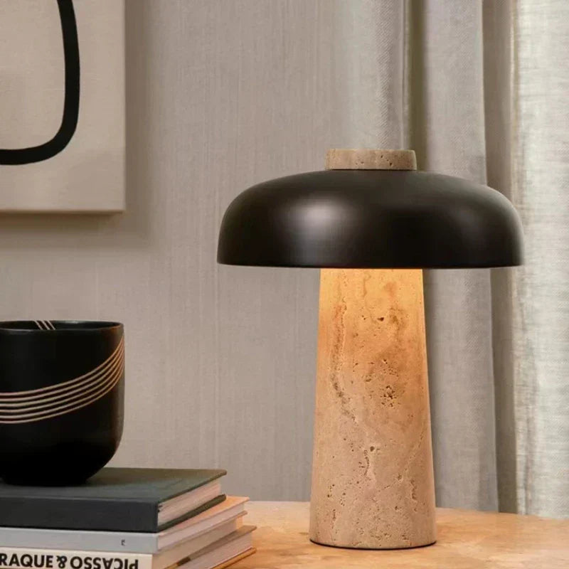 Élégance Wabi-Sabi: Bordslampa i naturlig travertin för lugna interiörer