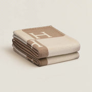 LuxBlanket Chic Cover – The perfect blend of style and comfort for your home