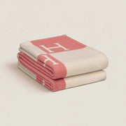 LuxBlanket Chic Cover – The perfect blend of style and comfort for your home
