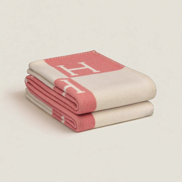 LuxBlanket Chic Cover – The perfect blend of style and comfort for your home