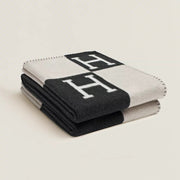 LuxBlanket Chic Cover – The perfect blend of style and comfort for your home