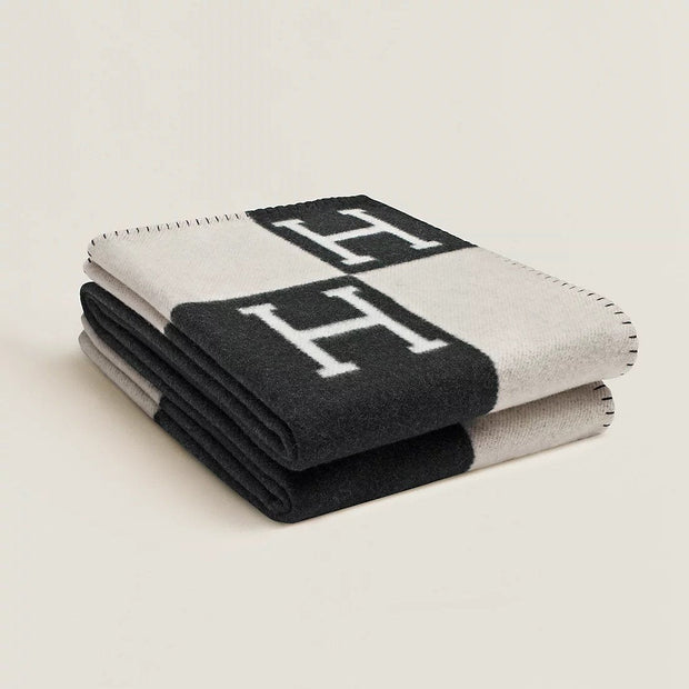 LuxBlanket Chic Cover – The perfect blend of style and comfort for your home