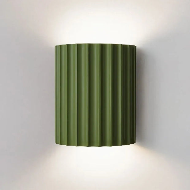Chic wall sconce with pleated lampshade – Elevate your space with modern elegance and soft illumination