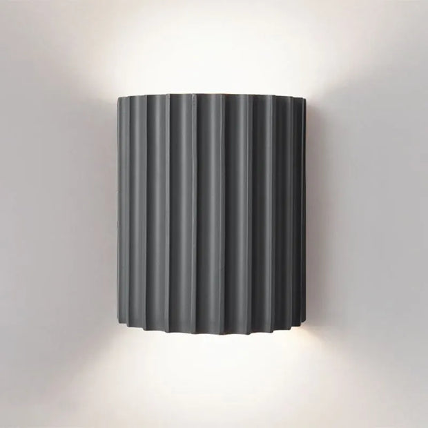 Chic wall sconce with pleated lampshade – Elevate your space with modern elegance and soft illumination