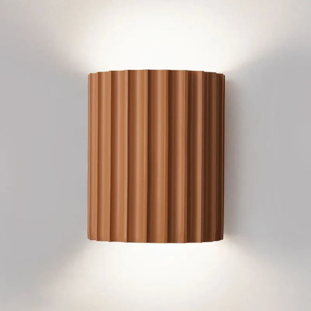 Chic wall sconce with pleated lampshade – Elevate your space with modern elegance and soft illumination