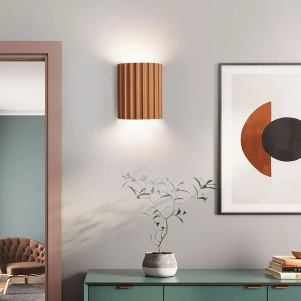 Chic wall sconce with pleated lampshade – Elevate your space with modern elegance and soft illumination