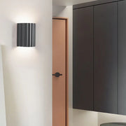 Chic wall sconce with pleated lampshade – Elevate your space with modern elegance and soft illumination