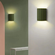 Chic wall sconce with pleated lampshade – Elevate your space with modern elegance and soft illumination