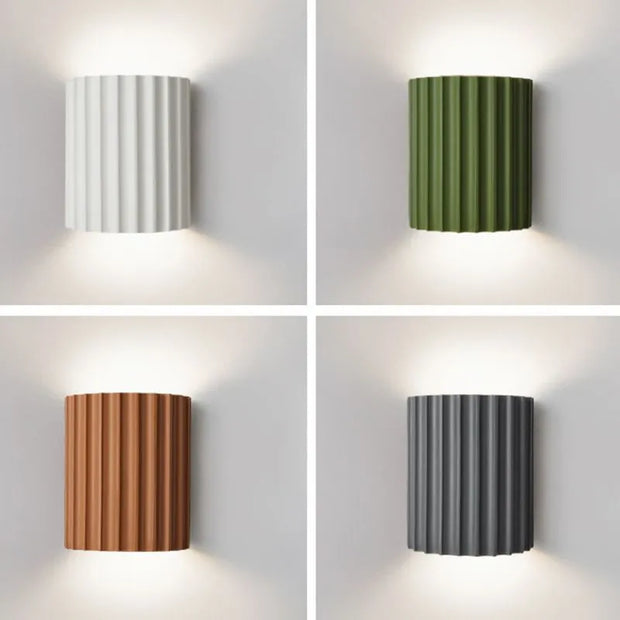 Chic wall sconce with pleated lampshade – Elevate your space with modern elegance and soft illumination