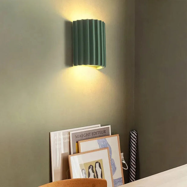 Chic wall sconce with pleated lampshade – Elevate your space with modern elegance and soft illumination