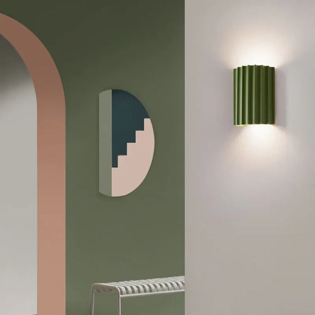 Chic wall sconce with pleated lampshade – Elevate your space with modern elegance and soft illumination