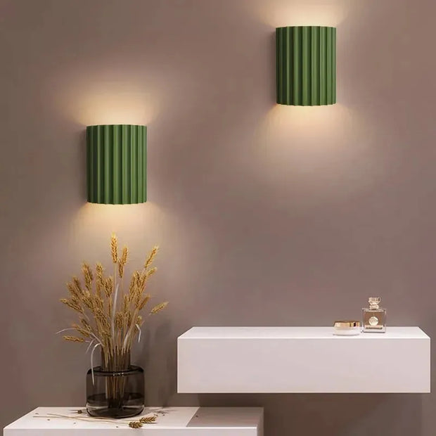 Chic wall sconce with pleated lampshade – Elevate your space with modern elegance and soft illumination