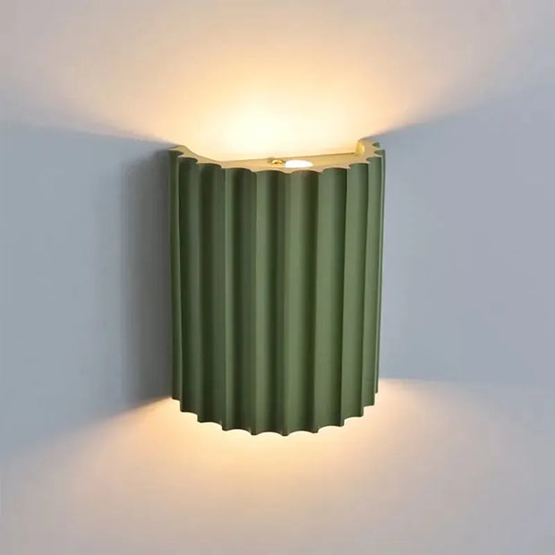Chic wall sconce with pleated lampshade – Elevate your space with modern elegance and soft illumination
