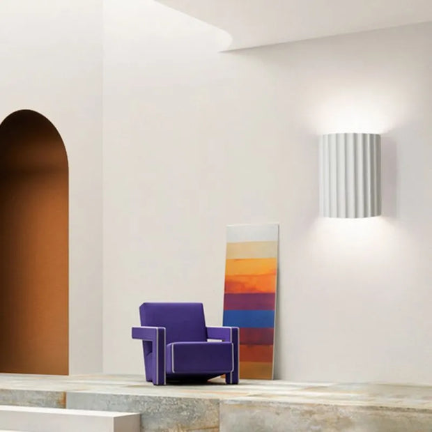 Chic wall sconce with pleated lampshade – Elevate your space with modern elegance and soft illumination