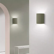Chic wall sconce with pleated lampshade – Elevate your space with modern elegance and soft illumination