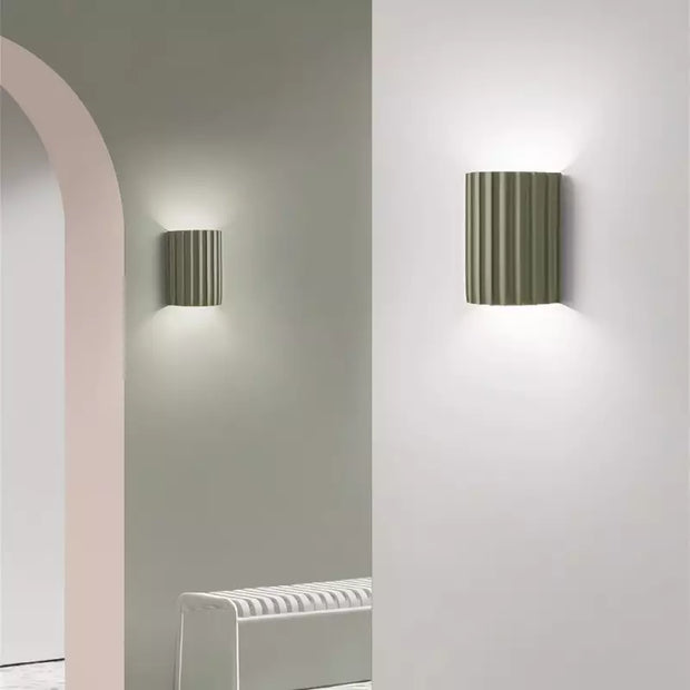 Chic wall sconce with pleated lampshade – Elevate your space with modern elegance and soft illumination