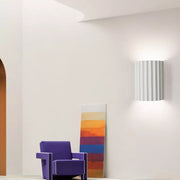 Chic wall sconce with pleated lampshade – Elevate your space with modern elegance and soft illumination
