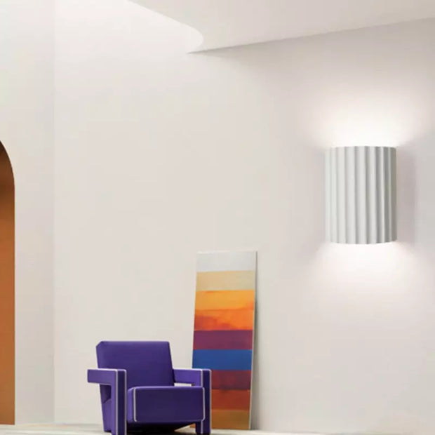 Chic wall sconce with pleated lampshade – Elevate your space with modern elegance and soft illumination