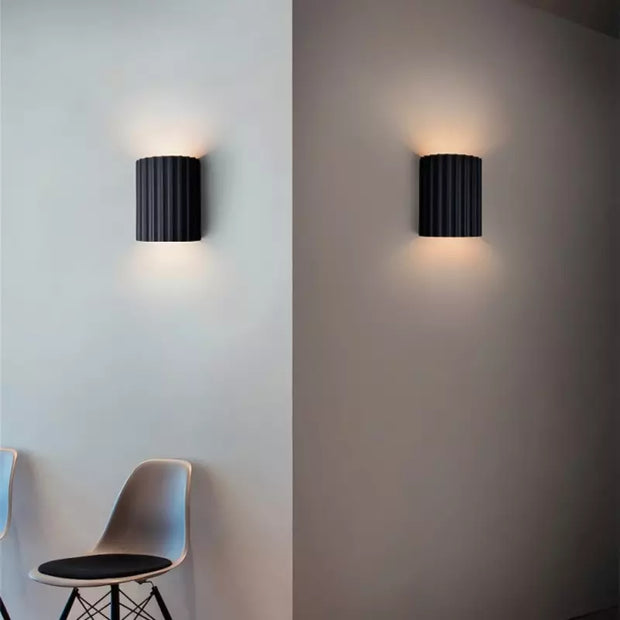 Chic wall sconce with pleated lampshade – Elevate your space with modern elegance and soft illumination