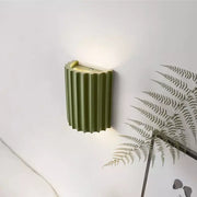 Chic wall sconce with pleated lampshade – Elevate your space with modern elegance and soft illumination