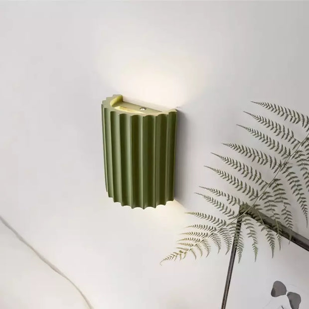 Chic wall sconce with pleated lampshade – Elevate your space with modern elegance and soft illumination