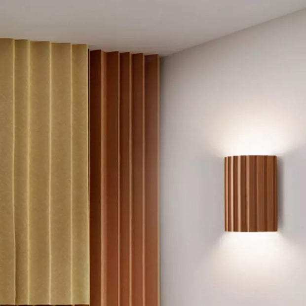 Chic wall sconce with pleated lampshade – Elevate your space with modern elegance and soft illumination