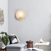 Chic Scandinavian LED wall lamp – Elegant marble and brass lamp with adjustable brightness