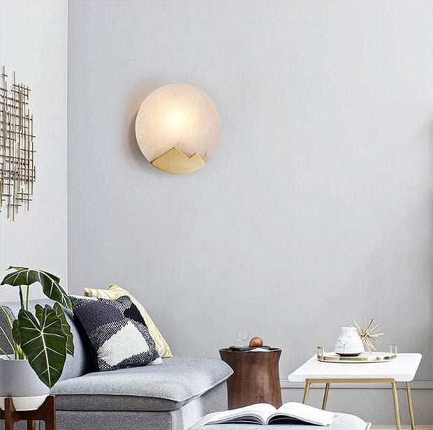 Chic Scandinavian LED wall lamp – Elegant marble and brass lamp with adjustable brightness