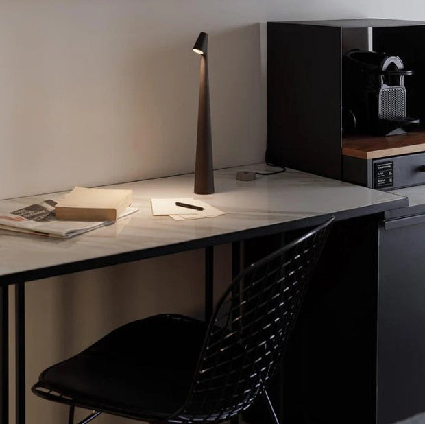 Elegant rechargeable aluminum table lamp - Chic design with adjustable lighting levels