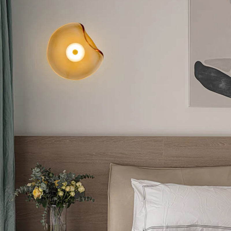 Elegant vägglampa i bärnsten glas - Chic LED-design för bekväm och funktionell belysning