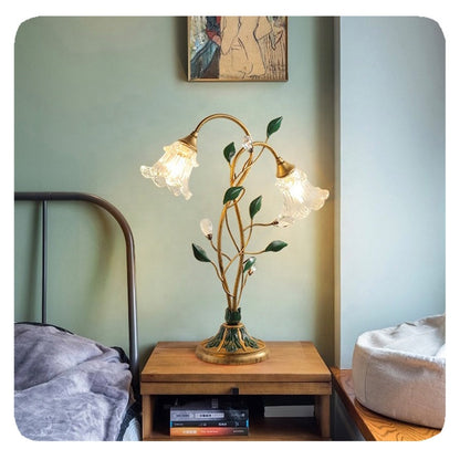 Lampe de table florale vintage charmante – Design exquis en fer, cristal et verre