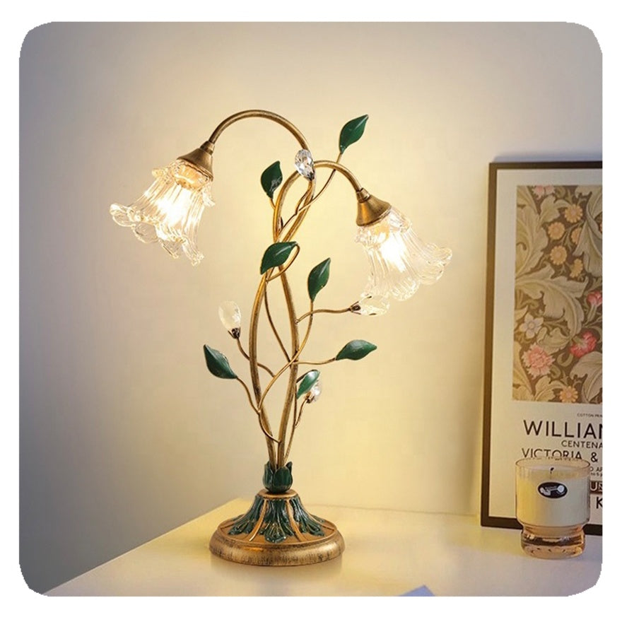 Lampe de table florale vintage charmante – Design exquis en fer, cristal et verre