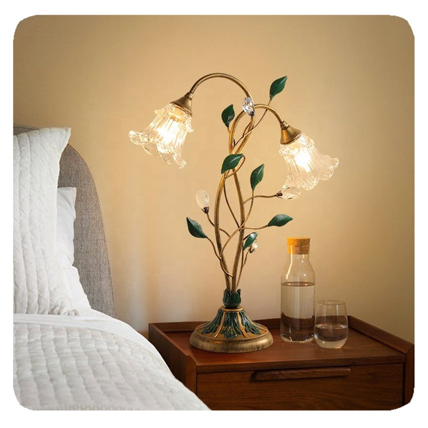 Lampe de table florale vintage charmante – Design exquis en fer, cristal et verre