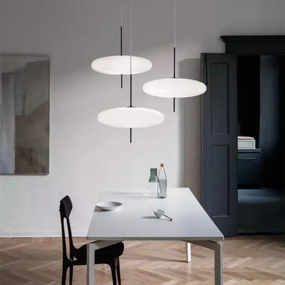 Élégante suspension LED respectueuse de l'environnement avec un design moderne en métal et acrylique