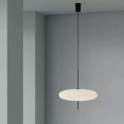 Élégante suspension LED respectueuse de l'environnement avec un design moderne en métal et acrylique