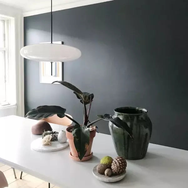 Élégante suspension LED respectueuse de l'environnement avec un design moderne en métal et acrylique