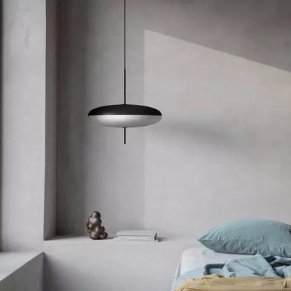 Élégante suspension LED respectueuse de l'environnement avec un design moderne en métal et acrylique