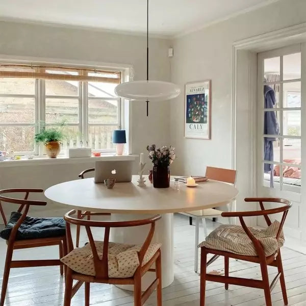 Élégante suspension LED respectueuse de l'environnement avec un design moderne en métal et acrylique