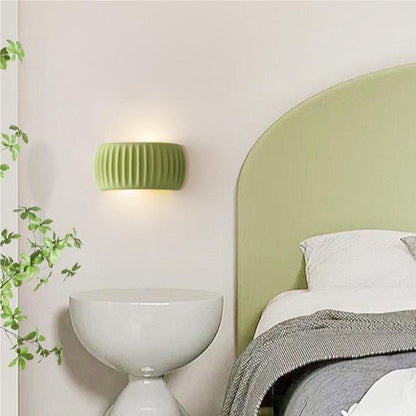 Väggapplikation i räfflad skandinavisk harts – Modern chic design för ett varmt omgivande ljus