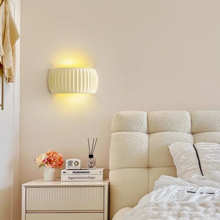 Väggapplikation i räfflad skandinavisk harts – Modern chic design för ett varmt omgivande ljus