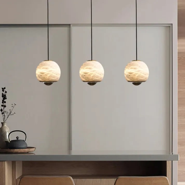Luminaire à suspension en albâtre Nordic Elegance avec base en marbre luxueux