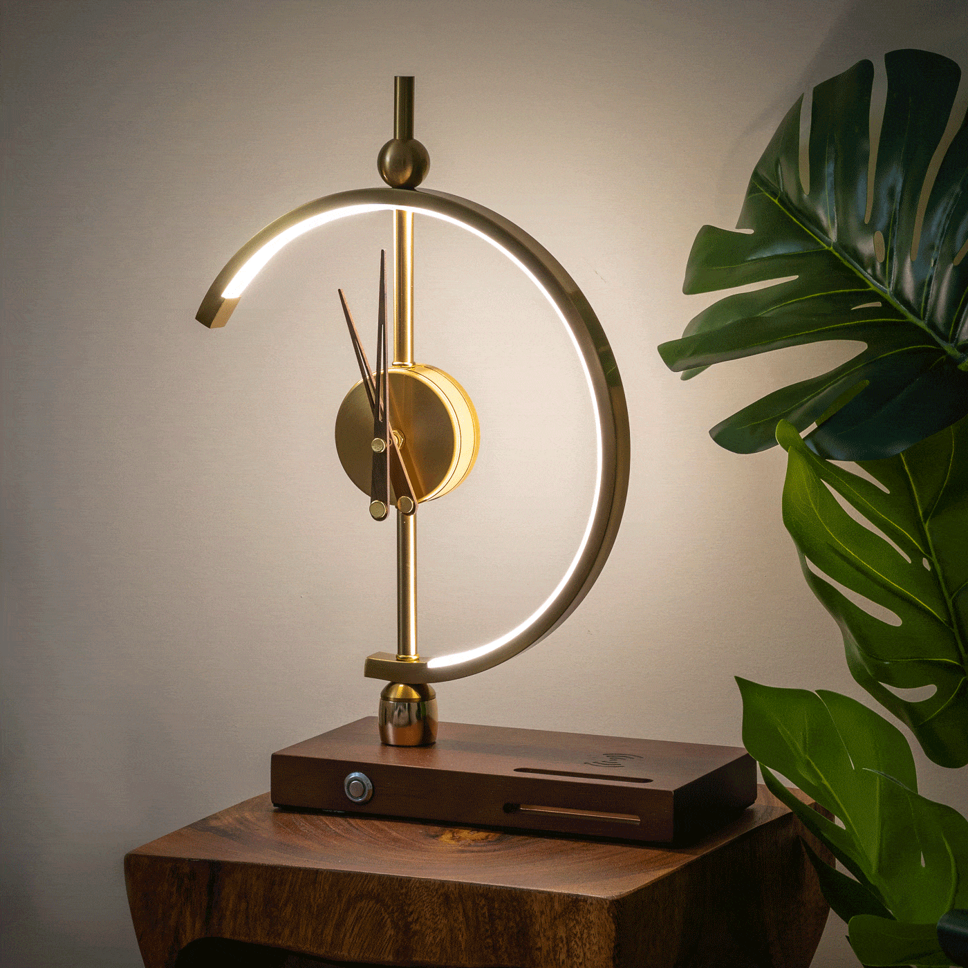 Lampe Horloge Moderne Élégante avec Chargeur Sans Fil - Esthétique Bois et Métal pour un Style de Vie Contemporain