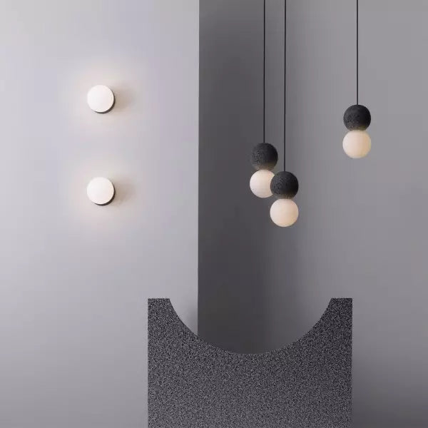 Magnifique Suspension Origo – Style Géométrique Moderne Fabriquée en Pierre Volcanique avec un Élégant Diffuseur en Verre Opale