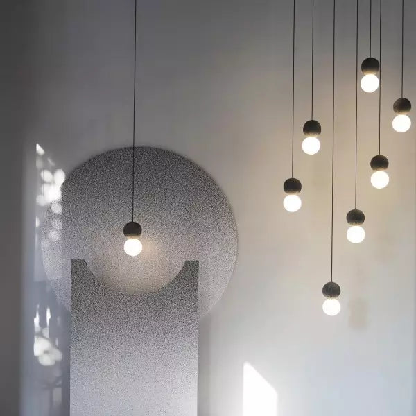 Magnifique Suspension Origo – Style Géométrique Moderne Fabriquée en Pierre Volcanique avec un Élégant Diffuseur en Verre Opale