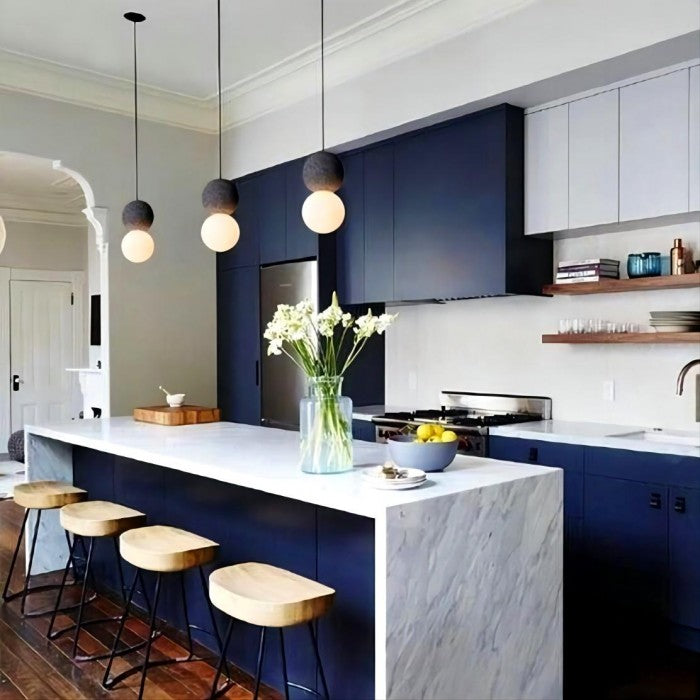 Bländande geometrisk hängande lampa Origo – Tillverkad av vulkansten och opalglas