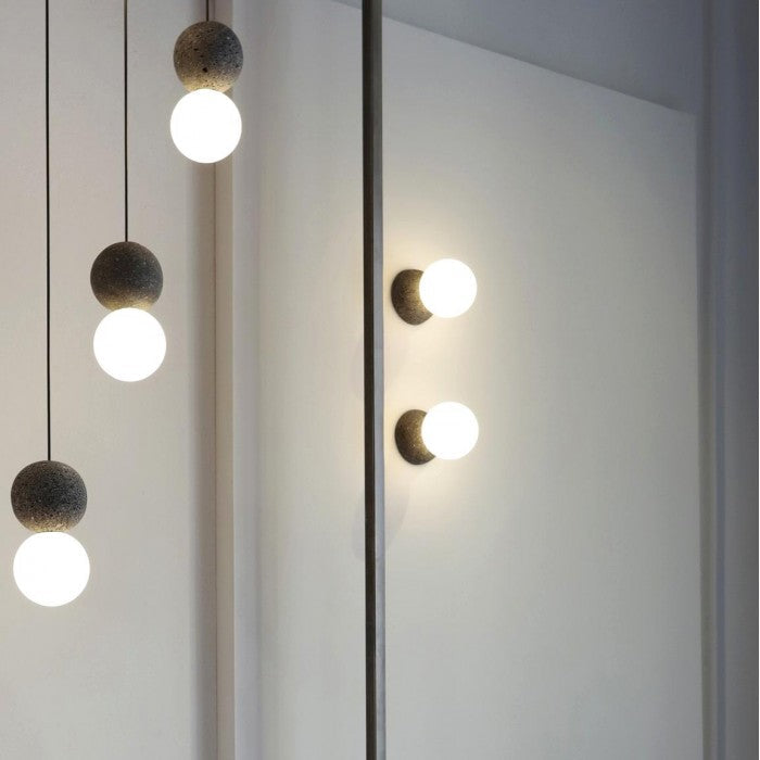 Bländande geometrisk hängande lampa Origo – Tillverkad av vulkansten och opalglas