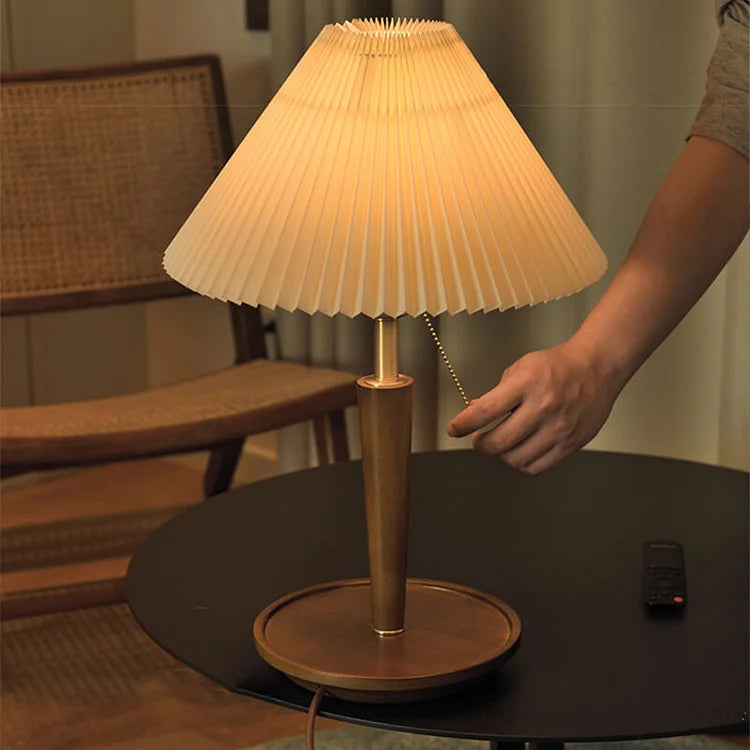 Lampe de table en bois plissée intemporelle – Un parfait mélange d'élégance classique et d'utilité moderne