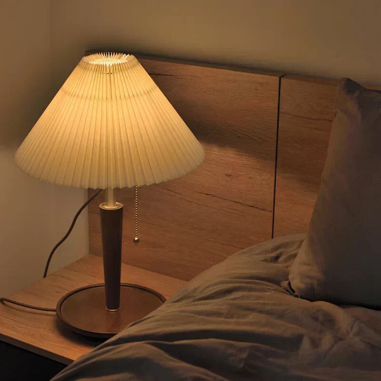 Lampe de table en bois plissée intemporelle – Un parfait mélange d'élégance classique et d'utilité moderne